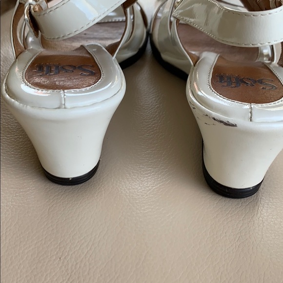 SOFFT ANKLE STRAPS SANDALS WOMENS MULTICOLOR WHITE LEATHER  Sofft white sandals size 8.